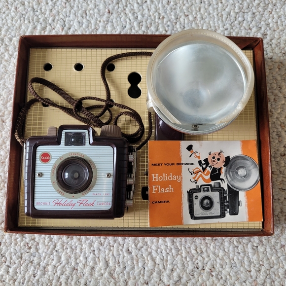 Kodak Brownie Holiday Flash Outfit Camera - Picture 2 of 10